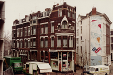 1982-635 Eendrachtsstraat op de hoek van de Schiedamsesingel. Rechts de toegang tot de Vredesteinlaan.