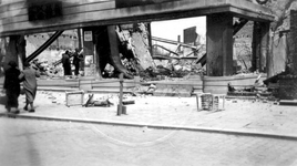 1982-802 De door het bombardement van 14 mei zwaar getroffen en uitgebrande Doelen aan de Coolsingel.