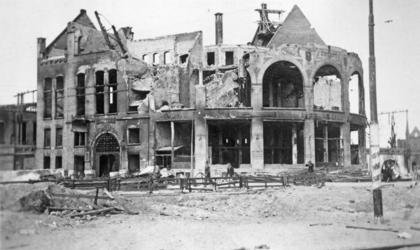 1982-803 Gezicht op het door het bombardement van 14 mei 1940 getroffen Station Hofplein en café-restaurant Loos.