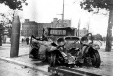 1982-808 Gezicht op de door het bombardement van 14 mei 1940 getroffen Goudsesingel met een uitgebrande auto en een ...