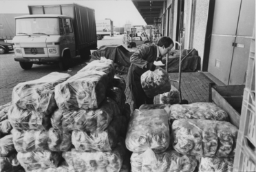 1982-917 Zakken aardappelen verzendklaar voor het gebouw in de Industrieweg, Groothandelsmarkt in de Spaanse Polder.
