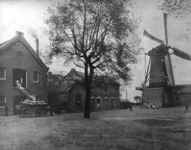 1982-923 Meelfabriek (stoombloemmolen) en korenmolen van Van Beest & Zonen. Links fabriek (volgens adresboek 1898) aan ...