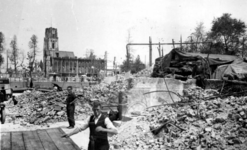 1982-938 Puinruimers aan het werk aan de door het bombardement van 14 mei 1940 getroffen Blaak. Op de achtergrond de ...