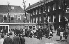 1983-1017 Het Gereformeerd Burger Weeshuis aan de Goudsewagenstraat, plein aan de jongenszijde.