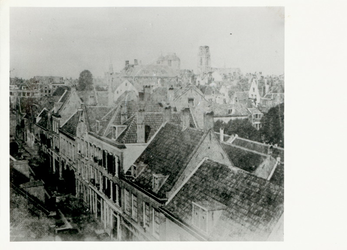 1983-1535 De Baan, rechts daken van huizen aan de Schiedamsedijk.Op de achtergrond in het midden het dak van het ...