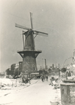 1983-164 Restanten na het bombardement van 14 mei 1940. De Kipstraat met verderop molen De Noord op het Oostplein.