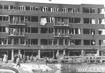 1983-172 Gezicht op de Schieweg, met een beschadigd gebouw getroffen en veroorzaakt na 14 mei 1940. In juni 1940