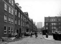 1983-1832 Gezicht in de Betje Wolffstraat vanaf hoek van de Bellamystraat. Op de achtergrond de Van Lennepstraat.