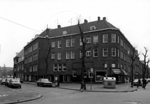 1983-1841 Gezicht in de Bellamystraat met rechts de Van Lennepstraat.