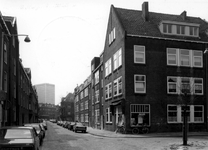 1983-1919 Gezicht in de Betje Wolffstraat met op de voorgrond rechts de Van Alphenstraat.