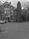 1983-1962 Hoflaan, op nummer 81 aan de westzijde, hoek Slotstraat.
