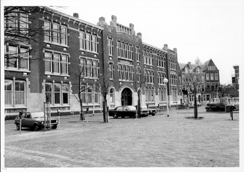 1983-2264 Rotterdamse Avondscholengemeenschap in het oude HBS-gebouw aan de 's-Gravendijkwal nummer 58.