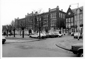 1983-2265 Gezicht op de 's-Gravendijkwal met de Rotterdamse Avondscholengemeenschap in het oude HBS-gebouw aan de ...