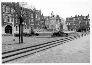 1983-2269 Gezicht op de 's-Gravendijkwal met het monument Van 't Hoff en links het oude HBS-gebouw ( Rotterdamse ...