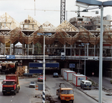 1983-2396 Gezicht op de Blaak en de bouw van de kubuswoningen aan de Overblaak.