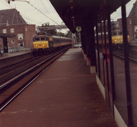 1983-2397 Gezicht op de perrons van treinstation Blaak.