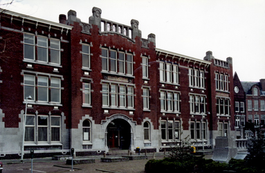 1983-2415 Gezicht op het oude HBS-gebouw aan de 's-Gravendijkwal.
