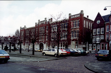 1983-2416 Gezicht op de 's-Gravendijkwal met het oude HBS-gebouw.