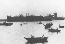 1983-267 Het opvissen van materiaal, na een tewaterlating van een schip op de Nieuwe Maas, bij de Rotterdamse Droogdok ...