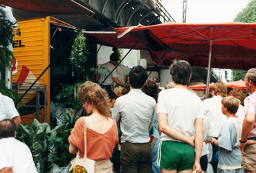 1983-2684 Plantenkraam bij het spoorwegviaduct op de markt aan de Binnenrotte.