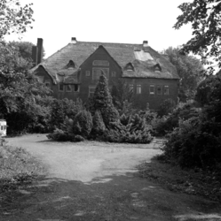 1983-2807 Ypenhof aan de 's-Gravenweg.