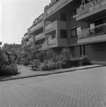 1983-2816 Het flatgebouw 's Gravenzicht' aan de Louise de Colignylaan.