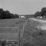 1983-2830 Woningen noordzijde van de 's-Gravenweg nummer 176, ten westen van de Laan van Nooitgedacht.