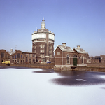 1983-3130 Het complex van de drinkwaterleiding aan de Honingerdijk. Op de voorgrond één der bassins. De watertoren is ...
