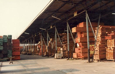 1983-3221 Gezicht op de houthandel van de firma A. van Stolk & Zonen aan de Abraham van Stolkweg.