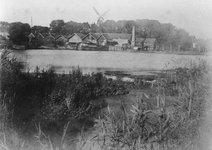 1983-3283 De Oostkous gezien vanaf de Ruigeplaat. Aan de overzijde de gebouwen van de houthandel van de Gebr. van de ...