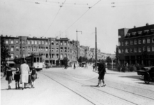 1983-3526 Gezicht op het Burgemeester Meineszplein met rechts de Burgemeester Meineszlaan. De tram lijn 9 komt van de ...