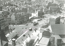 1983-3642 Gezicht vanaf het stadhuis op de Coolsingel met rechts op de voorgrond de Doelen.Op de achtergrond het ...