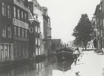 1983-3651 De Delftsevaart met op de achtergrond de Meentbrug.