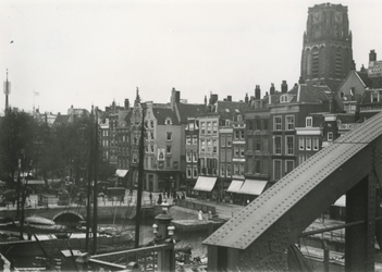 1983-3656 De Steigersgracht en de Grotemarkt met links het standbeeld van Erasmus.Op de achtergrond de toren van de ...
