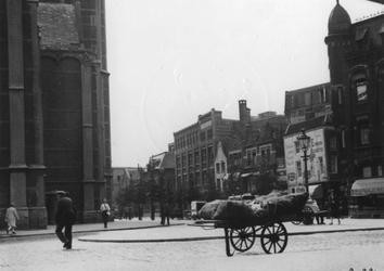 1983-3658 Het Grotekerkplein met links een deel van de Sint-Laurenskerk, uiterst rechts uitgeverij Spanjersberg.