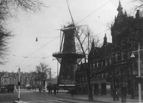 1983-3670 De Goudsesingel en op de achtergrond het Oostplein met molen De Noord.