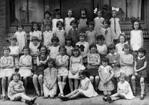 1983-3826 Groepsfoto van de meisjesschool in de Vierambachtsstraat. 2 klas, hoofdjuffrouw mej. Snel. Op de foto links: ...