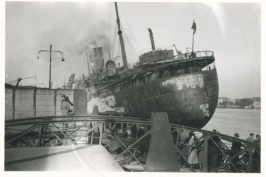 1983-759 Het uitgebrande s.s. Statendam van de Holland-Amerika lijn aan de Wilhelminakade in de meidagen van 1940. Op ...