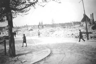 1983-760 Gezicht op de door het bombardement van 14 mei 1940 getroffen Vredenoordlaan. Op de achtergrond zijn de twee ...
