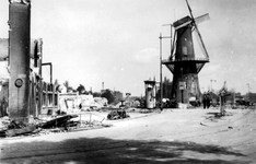 1983-778 Gezicht op de door het Duitse bombardement van 14 mei 1940 getroffen Oostplein bij de hoek van de Nieuwehaven, ...
