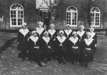 1983-996 Weesmeisjes van het Gereformeerd Burger Weeshuis aan de Goudsewagenstraat die het weeshuis gaan verlaten.