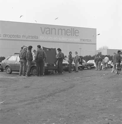 1984-1038 Een automarkt op het parkeerterrein van het Stadion Feijenoord aan de Stadionweg.