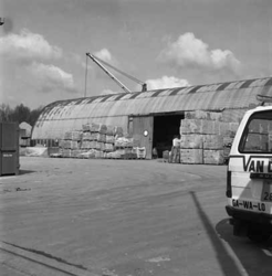 1984-1375 De Loods van firma De Boo BV aan de Stadionweg.