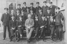 1984-165 Groepsfoto van de Zeevaartschool aan de Pieter de Hoochweg. De leerlingen en de leraar (in het midden).