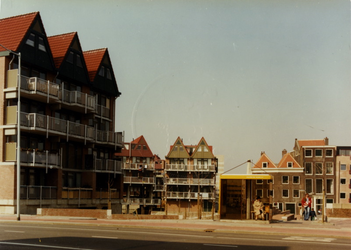 1984-2009 Admiraal de Ruyterweg, nabij de Vriendenbrug over de Karnemelkshaven. Op de achtergrond rechts huizen aan de ...