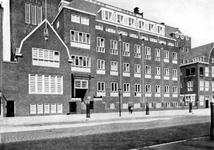 1984-2467 Gezicht op de Rotterdamse Huishoudschool aan de Graaf Florisstraat nummer 45.