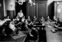 1984-2501 School voor vrouwenarbeid aan de Boezemdwarsstraat. Leerlingen bekwamen zich in het vak nuttige handwerken.