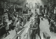 1984-2525 Een vaklokaal voor houtbewerking van de 1e Ambachtsschool in de Tamboerstraat.