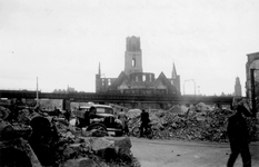 1984-2740 Gezicht op de door het Duitse bombardement van 14 mei 1940 getroffen Hoogstraat, op de achtergrond bij het ...
