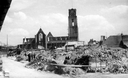 1984-2751 Gezicht op de door het Duitse bombardement van 14 mei 1940 getroffen omgeving van de Binnenrotte. Het ...